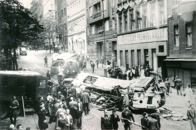 Autobus přejetý sovětským tankem na Vinohradské třídě, 21. srpen 1968, archiv Jiřího Blažíčka.